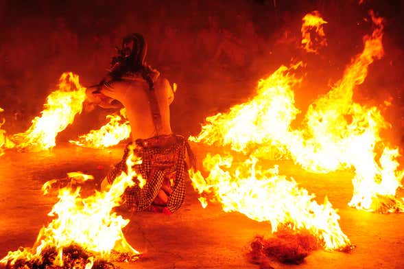 Uluwatu Temple Tour + Kecak Dance